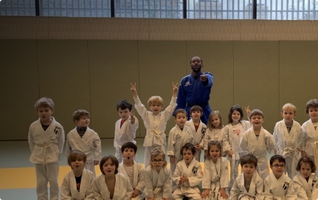 Photo de groupe des enfants en tenues de Judo
