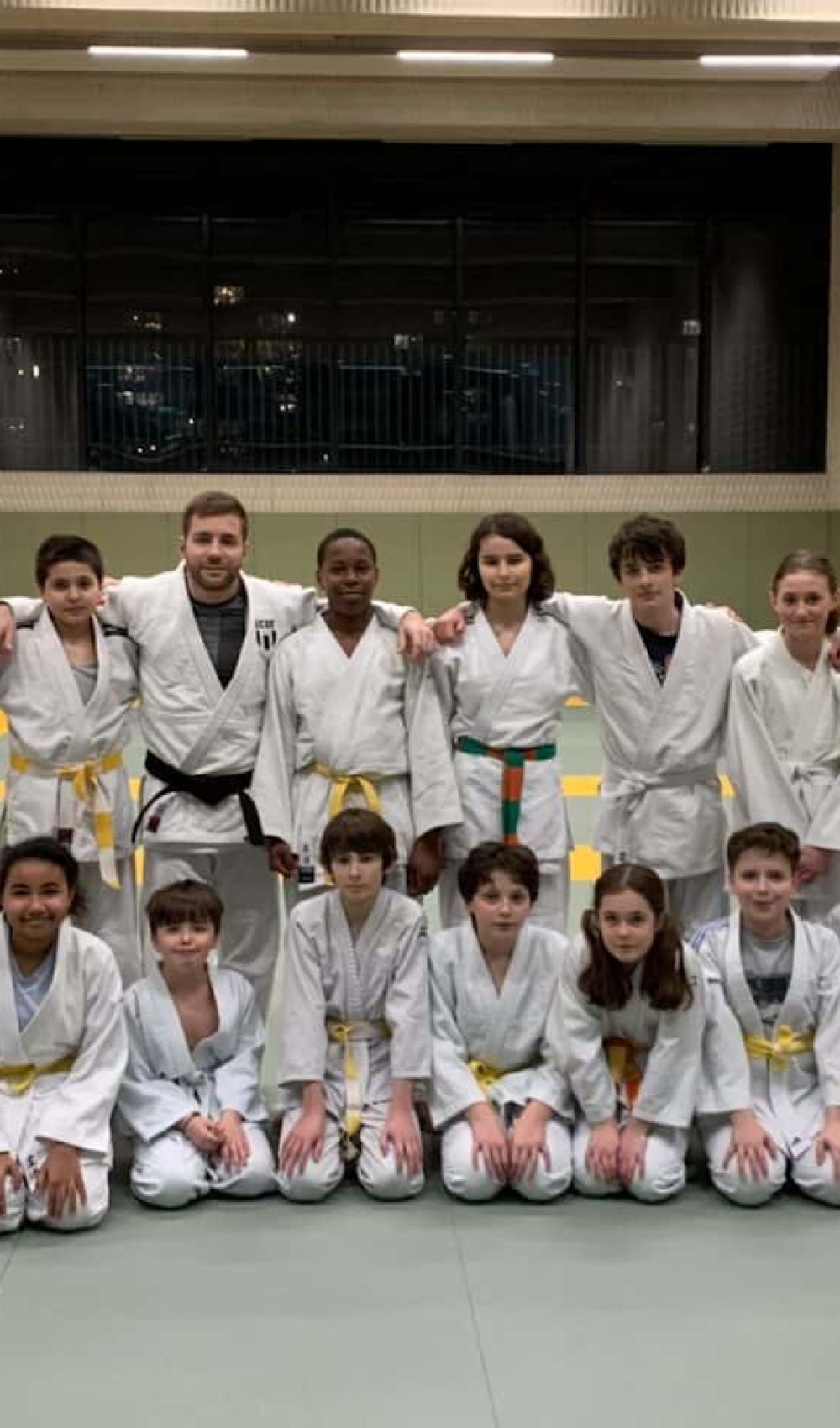 Cours enfants et leur professeur de Judo